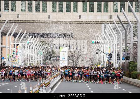 Tokio, Japan. 5. März 2023. Läufer starten den Tokio-Marathon am Sonntag, den 5. März 2023 in Tokio. (Credit Image: © POOL via ZUMA Press Wire) NUR REDAKTIONELLE VERWENDUNG! Nicht für den kommerziellen GEBRAUCH! Stockfoto