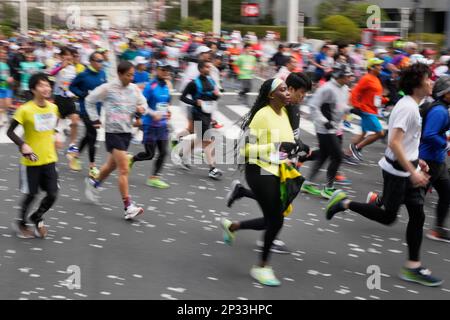 Tokio, Japan. 5. März 2023. Läufer starten den Tokio-Marathon am Sonntag, den 5. März 2023 in Tokio. (Credit Image: © POOL via ZUMA Press Wire) NUR REDAKTIONELLE VERWENDUNG! Nicht für den kommerziellen GEBRAUCH! Stockfoto