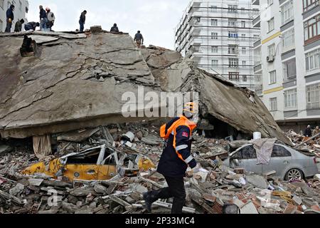 Das Wrack der 8-stöckigen Hisami-Wohnung, die während des Erdbebens in Diyarbakir zerstört wurde. Nach den Erdbeben von 7,7 und 7,6 in Kahramanmaras in der Türkei, von denen 11 Provinzen in der Region betroffen waren, ereigneten sich zwischen Februar 6 und März 4 rund 13 000 Erdbeben unterschiedlicher Intensität. Am Samstag, dem 03. 04. 2023, ereigneten sich in der Türkei an einem Tag 4 schwere Erdbeben. Das erste Erdbeben ereignete sich um 03,20 Uhr in Adana mit einer Stärke von 4,1, das zweite Erdbeben mit einer Stärke von 4 in Antakya um 06,03 Uhr, das dritte Erdbeben mit einer Stärke von 4,4 i. Stockfoto