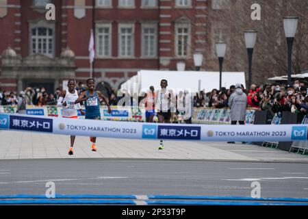 Tokio, Japan. 5. März 2023. DESO Gelmisa aus Äthiopien(C), Mohamed ESA aus Äthiopien(L) und Getachew Kebede aus Äthiopien (R) treten am 5. März 2023 beim Tokio-Marathon 2023 in Tokio, Japan, gegeneinander an. (Credit Image: © POOL via ZUMA Press Wire) NUR REDAKTIONELLE VERWENDUNG! Nicht für den kommerziellen GEBRAUCH! Stockfoto