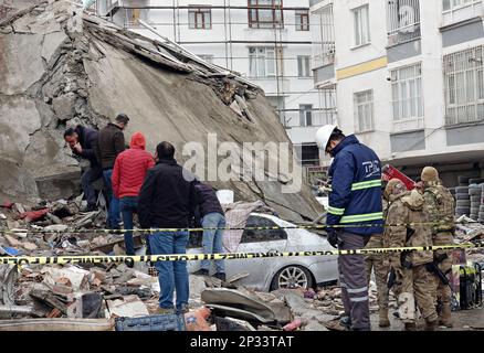 Die Leute inspizieren die Misami-Wohnung, die während des Erdbebens in Diyarbak zerstört wurde Die Rettungsmaßnahmen wurden eine Woche lang in der Hisami-Wohnung fortgesetzt. Nach den Erdbeben von 7,7 und 7,6 in Kahramanmaras in der Türkei, von denen 11 Provinzen in der Region betroffen waren, ereigneten sich zwischen Februar 6 und März 4 rund 13 000 Erdbeben unterschiedlicher Intensität. Am Samstag, dem 03. 04. 2023, ereigneten sich in der Türkei an einem Tag 4 schwere Erdbeben. Das erste Erdbeben ereignete sich um 03,20 Uhr in Adana mit einer Stärke von 4,1, das zweite Erdbeben mit einer Stärke von 4 in Antakya um 06,03 Uhr, Stockfoto