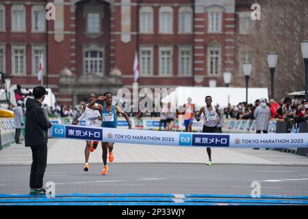 Tokio, Japan. 5. März 2023. DESO Gelmisa aus Äthiopien(C), Mohamed ESA aus Äthiopien(L) und Getachew Kebede aus Äthiopien (R) treten am 5. März 2023 beim Tokio-Marathon 2023 in Tokio, Japan, gegeneinander an. (Credit Image: © POOL via ZUMA Press Wire) NUR REDAKTIONELLE VERWENDUNG! Nicht für den kommerziellen GEBRAUCH! Stockfoto