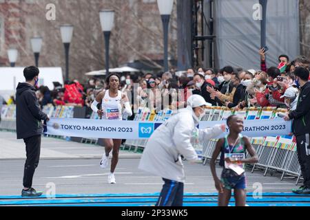 Tokio, Japan. 5. März 2023. Tsehay Gemechu aus Äthiopien gewinnt beim Tokio Marathon 2023 am 5. März 2023 in Tokio, Japan, den zweiten Platz des Frauen-Marathons. (Credit Image: © POOL via ZUMA Press Wire) NUR REDAKTIONELLE VERWENDUNG! Nicht für den kommerziellen GEBRAUCH! Stockfoto