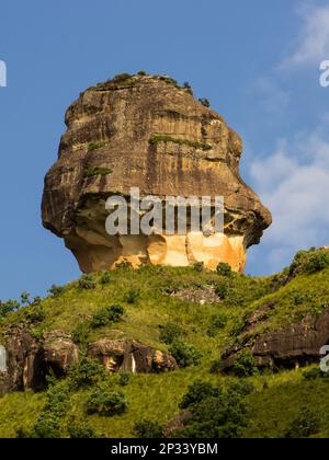 Die bizarre Sandsteinkugel, der sogenannte Polizistenhelm, in den Drakensberg-Bergen, im Royal Natal-Nationalpark, Südafrika, vor einem blauen Himmel. Stockfoto