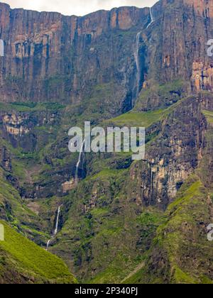 Weiter Blick auf die majestätischen Tugela Falls, die über die steilen Basaltklippen des Amphitheaters in den Drakensberg-Bergen von Südafrika stürzen Stockfoto