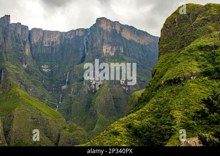 Weiter Blick auf die majestätischen Tugela Falls, die über die steilen Basaltklippen des Amphitheaters in den Drakensberg-Bergen von Südafrika stürzen Stockfoto