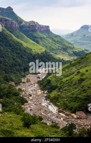 Die oberen Flüsse des Flusses Tugela, wo er durch die Drakensberger Berge von Südafrika fließt Stockfoto