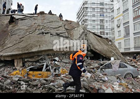 Diyarbakir, Türkei. 6. Februar 2023. Das Wrack der 8-stöckigen Hisami-Wohnung, die während des Erdbebens in Diyarbakir zerstört wurde. Nach den Erdbeben von 7,7 und 7,6 in Kahramanmaras in der Türkei, von denen 11 Provinzen in der Region betroffen waren, ereigneten sich zwischen Februar 6 und März 4 rund 13 000 Erdbeben unterschiedlicher Intensität. Am Samstag, dem 03. 04. 2023, ereigneten sich in der Türkei an einem Tag 4 schwere Erdbeben. Das erste Erdbeben ereignete sich um 03,20 Uhr in Adana mit einer Stärke von 4,1, das zweite Erdbeben mit einer Stärke von 4 in Antakya um 06,03 Uhr, dem Thir Stockfoto