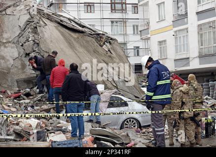 Diyarbakir, Türkei. 6. Februar 2023. Die Leute inspizieren die Misami-Wohnung, die während des Erdbebens in Diyarbak zerstört wurde Die Rettungsmaßnahmen wurden eine Woche lang in der Hisami-Wohnung fortgesetzt. Nach den Erdbeben von 7,7 und 7,6 in Kahramanmaras in der Türkei, von denen 11 Provinzen in der Region betroffen waren, ereigneten sich zwischen Februar 6 und März 4 rund 13 000 Erdbeben unterschiedlicher Intensität. Am Samstag, dem 03. 04. 2023, ereigneten sich in der Türkei an einem Tag 4 schwere Erdbeben. Das erste Erdbeben ereignete sich um 03,20 Uhr in Adana mit einer Stärke von 4,1, das zweite Erdbeben mit Stockfoto