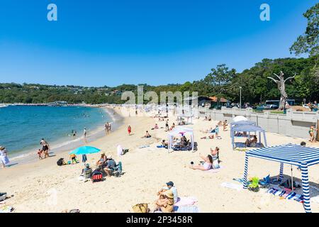 Balmoral Beach Sydney Australien blauer Himmel Sonnentag März 2023 Personen Sonnenbaden und Entspannen an diesem Strand in Sydney, NSW, Australien Stockfoto