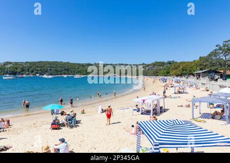 Balmoral Beach Sydney Australien blauer Himmel Sonnentag März 2023 Personen Sonnenbaden und Entspannen an diesem Strand in Sydney, NSW, Australien Stockfoto