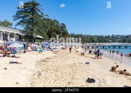 Balmoral Beach Sydney Australien blauer Himmel Sonnentag März 2023 Personen Sonnenbaden und Entspannen an diesem Strand in Sydney, NSW, Australien Stockfoto