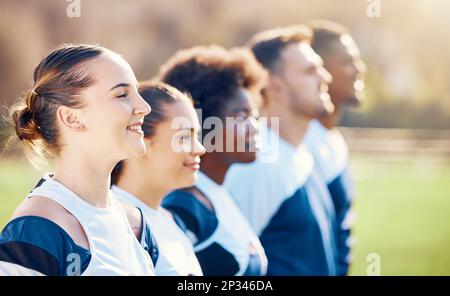 Cheerleader, Sportler oder andere Cheerleader mit Unterstützung, Hoffnung oder Glauben auf dem Spielfeld. Teamgeist, verschwommen oder glückliche junge Gruppe von Stockfoto