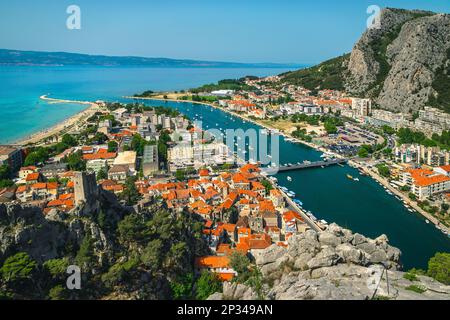Atemberaubender Blick auf die Adria und den majestätischen Fluss Cetina von der berühmten Kletterstraße Via Ferrrata, Omis, Dalmatien, Kroatien, Europa Stockfoto