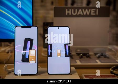 Moskau, Russland. 4. März 2023. Verkauf von Geräten und Smartphones von Huawei im Central Children's Store auf dem Lubjanka-Platz im Zentrum von Moskau, Russland Stockfoto