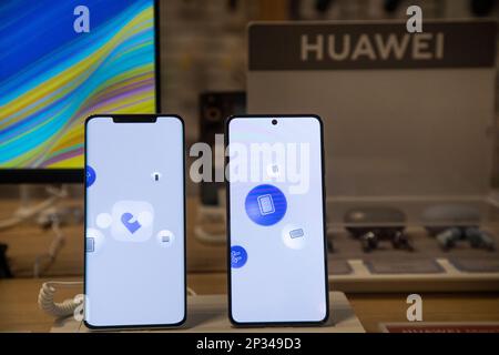 Moskau, Russland. 4. März 2023. Verkauf von Geräten und Smartphones von Huawei im Central Children's Store auf dem Lubjanka-Platz im Zentrum von Moskau, Russland Stockfoto