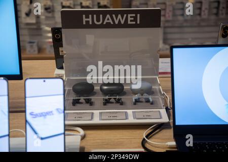 Moskau, Russland. 4. März 2023. Verkauf von Geräten und Smartphones von Huawei im Central Children's Store auf dem Lubjanka-Platz im Zentrum von Moskau, Russland Stockfoto