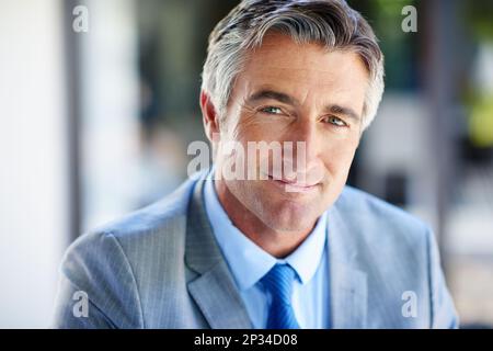 Nutzen Sie die Gelegenheit, wenn sie Ihnen auf den Weg kommt. Porträt eines selbstbewussten, reifen Geschäftsmannes. Stockfoto