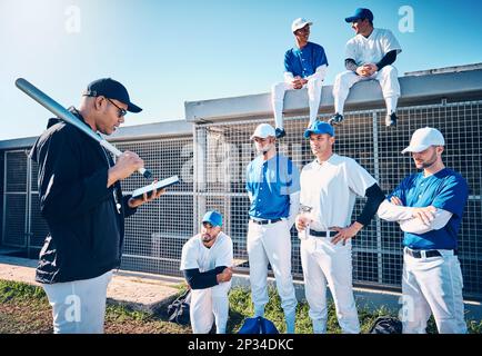 Sport, Baseball und Trainer sprechen mit dem Team auf dem Spielfeld vor einem Spiel, Training oder Training. Fitness, Diskussion und Planung einer Strategie durch den Trainer Stockfoto