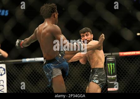 LAS VEGAS, NV - 4. MÄRZ: (L-R) Da'Mon Blackshear tritt Farid Basharat in seinem Bantamweight-Kampf während des UFC 285-Events in der T-Mobile Arena am 4. März 2023 in Las Vegas, NV, USA. (Foto: Louis Grasse/PxImages) Stockfoto