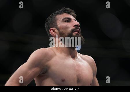 LAS VEGAS, NV - 4. MÄRZ: Farid Basharat im Bantamweight-Kampf während der UFC 285 in der T-Mobile Arena am 4. März 2023 in Las Vegas, NV, USA. (Foto: Louis Grasse/PxImages) Stockfoto