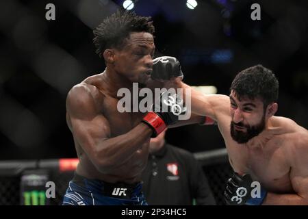 LAS VEGAS, NV - 4. MÄRZ: (R-L) Farid Basharat schlägt Da'Mon Blackshear in seinem Bantamweight-Kampf während des UFC 285-Events in der T-Mobile Arena am 4. März 2023 in Las Vegas, NV, USA. (Foto: Louis Grasse/PxImages) Stockfoto