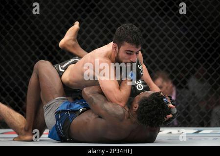 LAS VEGAS, NV - 4. MÄRZ: Farid Basharat (TOP) schlägt Da'Mon Blackshear in seinem Bantamweight-Kampf während des UFC 285-Events in der T-Mobile Arena am 4. März 2023 in Las Vegas, NV, USA. (Foto: Louis Grasse/PxImages) Stockfoto