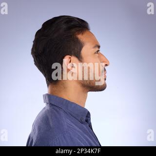Profil, Kopf und Denken mit einem Mann im Studio auf grauem Hintergrund, der aufmerksam oder nachdenklich aussieht. Idee, Seite und Gesicht mit einem gutaussehenden Jungen Stockfoto