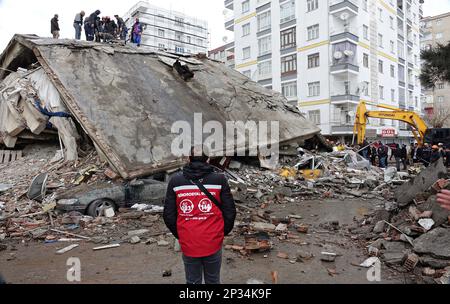 Diyarbakir, Türkei. 6. Februar 2023. Rettungskräfte wurden in der Misami-Wohnung gesehen, die während des Erdbebens in Diyarbak zerstört wurde Die Rettungsmaßnahmen wurden eine Woche lang in der Hisami-Wohnung fortgesetzt. Nach den Erdbeben von 7,7 und 7,6 in Kahramanmaras in der Türkei, von denen 11 Provinzen in der Region betroffen waren, ereigneten sich zwischen Februar 6 und März 4 rund 13 000 Erdbeben unterschiedlicher Intensität. Am Samstag, dem 03. 04. 2023, ereigneten sich in der Türkei an einem Tag 4 schwere Erdbeben. Das erste Erdbeben ereignete sich um 03,20 Uhr in Adana mit einer Stärke von 4,1, das zweite Erdbeben Stockfoto