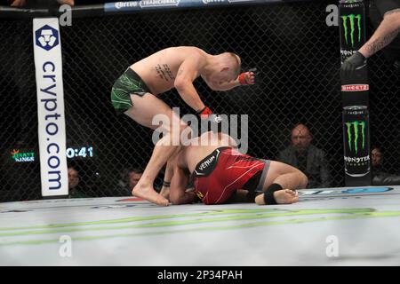 LAS VEGAS, NV - 4. MÄRZ: Ian Garry (TOP) schlägt Kenan Song in seinem Welterweight-Kampf während des UFC 285-Events in der T-Mobile Arena am 4. März 2023 in Las Vegas, NV, USA. (Foto: Louis Grasse/PxImages) Stockfoto