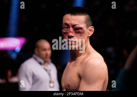 LAS VEGAS, NV - MÄRZ 4: Kenan Song Gesichter nach seinem Kampf gegen Ian Garry während der UFC 285-Veranstaltung in der T-Mobile Arena am 4. März 2023 in Las Vegas, NV, USA. (Foto: Louis Grasse/PxImages) Stockfoto