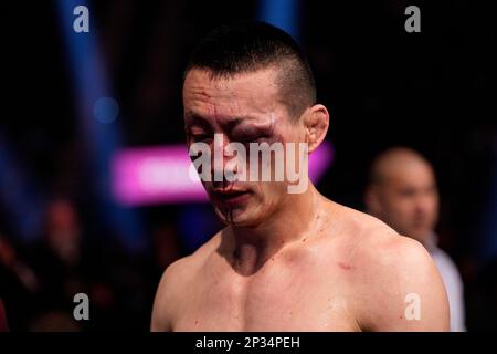 LAS VEGAS, NV - MÄRZ 4: Kenan Song Gesichter nach seinem Kampf gegen Ian Garry während der UFC 285-Veranstaltung in der T-Mobile Arena am 4. März 2023 in Las Vegas, NV, USA. (Foto: Louis Grasse/PxImages) Stockfoto