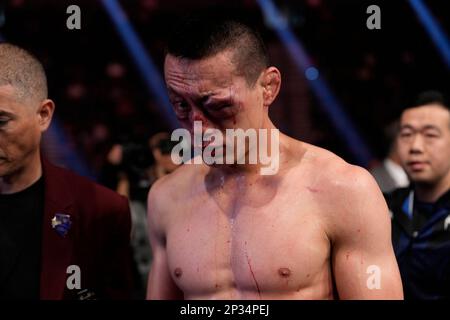 LAS VEGAS, NV - MÄRZ 4: Kenan Song Gesichter nach seinem Kampf gegen Ian Garry während der UFC 285-Veranstaltung in der T-Mobile Arena am 4. März 2023 in Las Vegas, NV, USA. (Foto: Louis Grasse/PxImages) Stockfoto