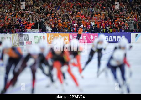 Heerenveen, Niederlande. 4. März 2023. Marijke Groenewoud aus den Niederlanden feiert nach dem Mass Start Women-Finale bei der ISU World Speed Skating Championships in Heerenveen, Niederlande, am 4. März 2023. Kredit: Zheng Huansong/Xinhua/Alamy Live News Stockfoto