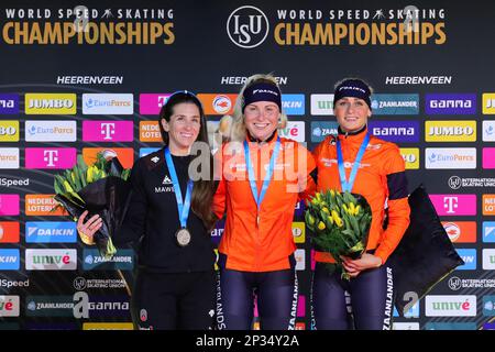 Heerenveen, Niederlande. 4. März 2023. Goldmedaillengewinnerin Marijke Groenewoud (C) der Niederlande, Silbermedaillengewinnerin Ivanie Blondin (L) aus Kanada und Bronzemedaillengewinnerin Irene Schouten aus den Niederlanden während der Verleihungszeremonie nach dem Mass Start Women-Finale bei der ISU World Speed Skating Championships in Heerenveen, Niederlande, 4. März 2023. Kredit: Zheng Huansong/Xinhua/Alamy Live News Stockfoto