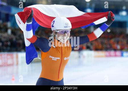 Heerenveen, Niederlande. 4. März 2023. Marijke Groenewoud aus den Niederlanden feiert nach dem Mass Start Women-Finale bei der ISU World Speed Skating Championships in Heerenveen, Niederlande, am 4. März 2023. Kredit: Zheng Huansong/Xinhua/Alamy Live News Stockfoto