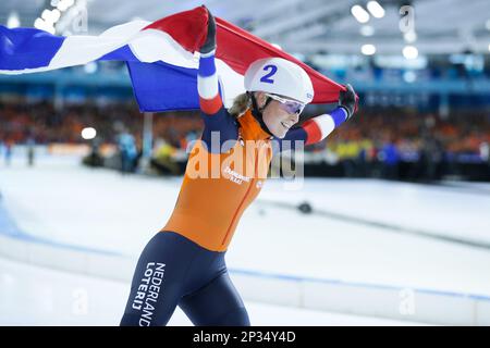 Heerenveen, Niederlande. 4. März 2023. Marijke Groenewoud aus den Niederlanden feiert nach dem Mass Start Women-Finale bei der ISU World Speed Skating Championships in Heerenveen, Niederlande, am 4. März 2023. Kredit: Zheng Huansong/Xinhua/Alamy Live News Stockfoto