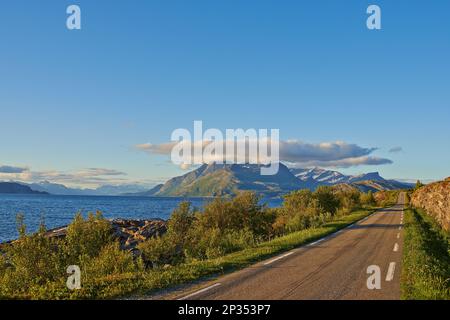 Mitternachtssonne in Norwegen. Mitternachtssonne - Landschaft in Nordland, Norwegen. Stockfoto