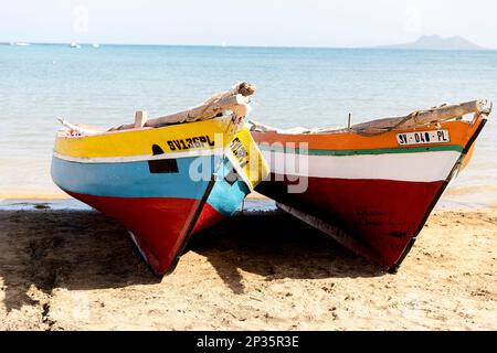 Traditionelle hölzerne, farbenfrohe Fischerboote an einem Strand in der Nähe des Dorfes Baia das Gatas auf der Insel Sao Vicente, Cabo verde Stockfoto