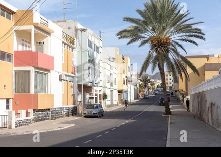 Farbenfrohe Straßen der Stadt Mindelo mit malerischen Häusern und tropischen Palmen, Mindelo, Sao Vicente Insel, Cabo verde Stockfoto