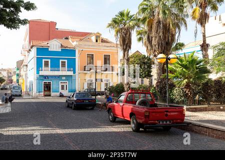 Farbenfrohe alte Straßen der Stadt Mindelo mit malerischen Kolonialhäusern und tropischen Palmen, Mindelo, Sao Vicente Insel, Cabo verde Stockfoto