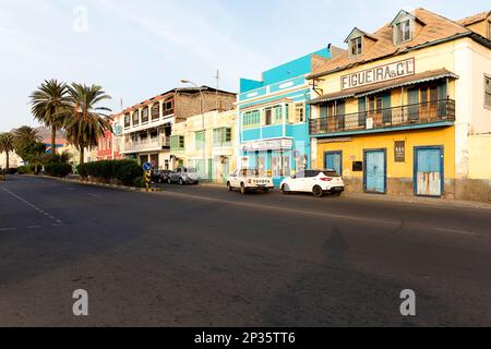 Wunderschöne, farbenfrohe, alte historische Gebäude auf der Avenida Marginal Road in der Altstadt von Mindelo auf der Insel Sao Vicente, Cabo verde Stockfoto