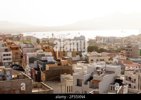 Tägliche Straßenszenen aus der Stadt Mindelo auf der Insel Sao Vicente in Cabo verde, farbenfrohe Häuser, Lebensstil der Menschen, Stadtpanorama, Aussichtspunkt bei Sonnenuntergang Stockfoto
