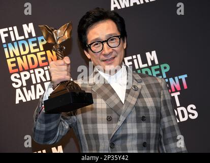 Los Angeles, USA. 04. März 2023. KE Huy Quan, Gewinner des Best Supporting Performance Award für „Everywhere All At Once“, tritt bei den Film Independent Spirit Awards 2023 am 04. März 2023 in Santa Monica, Kalifornien, USA (Foto: Sthanlee B. Mirador/Sipa USA), SIPA USA/Alamy Live News, im Presseraum auf Stockfoto