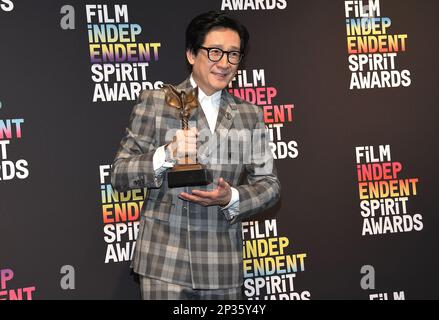 Los Angeles, USA. 04. März 2023. KE Huy Quan, Gewinner des Best Supporting Performance Award für „Everywhere All At Once“, tritt bei den Film Independent Spirit Awards 2023 am 04. März 2023 in Santa Monica, Kalifornien, USA (Foto: Sthanlee B. Mirador/Sipa USA), SIPA USA/Alamy Live News, im Presseraum auf Stockfoto