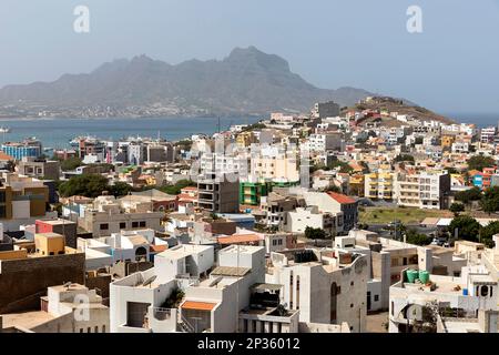 Wunderschöne Aussicht auf eine Stadt in Mindelo mit Bergen und dem Meer im Hintergrund, Insel Sao Vicente, Cabo verde Arhcipelago Stockfoto