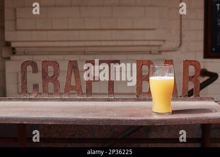 Ein Glas ungefiltertes Bier an der Bar. Craft-Drink. Stockfoto