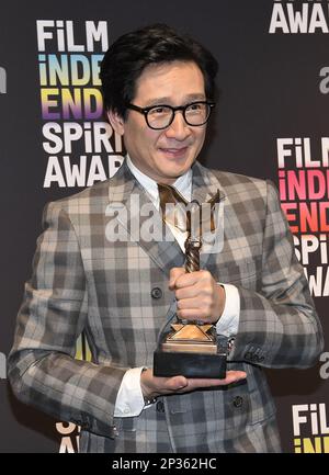 Los Angeles, USA. 04. März 2023. KE Huy Quan, Gewinner des Best Supporting Performance Award für „Everywhere All At Once“, tritt bei den Film Independent Spirit Awards 2023 am 04. März 2023 in Santa Monica, Kalifornien, USA (Foto: Sthanlee B. Mirador/Sipa USA), SIPA USA/Alamy Live News, im Presseraum auf Stockfoto