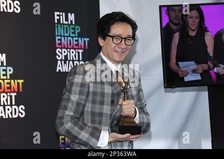 Los Angeles, USA. 04. März 2023. KE Huy Quan, Gewinner des Best Supporting Performance Award für „Everywhere All At Once“, tritt bei den Film Independent Spirit Awards 2023 am 04. März 2023 in Santa Monica, Kalifornien, USA (Foto: Sthanlee B. Mirador/Sipa USA), SIPA USA/Alamy Live News, im Presseraum auf Stockfoto