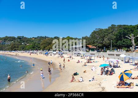 Balmoral Beach Sydney Australien, blauer Himmel, sonniger Tag am 2023. März, Leute entspannen sich am Strand und spazieren entlang der Promenade, NSW, Australien Stockfoto